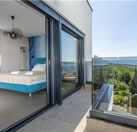 4 bedroom villa with infinity pool and sea views in Crikvencia, Rijeka, sleeps 8